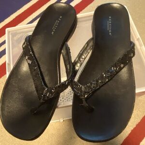 RÉACTION by Kenneth Cole flip flops with black sparkle detail. Size 10.